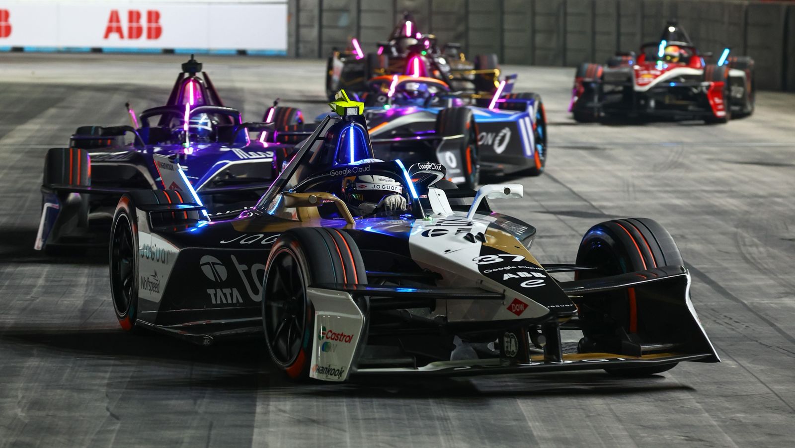 Jaguar TCS Racing oslavuje víťazný záver sezóny a druhé miesto vo všetkých šampionátoch Formula E 2024/25